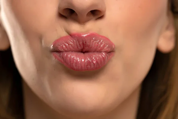 Belles Lèvres Féminines Gonflées Avec Geste Embrassant Rouge Lèvres Sur — Photo