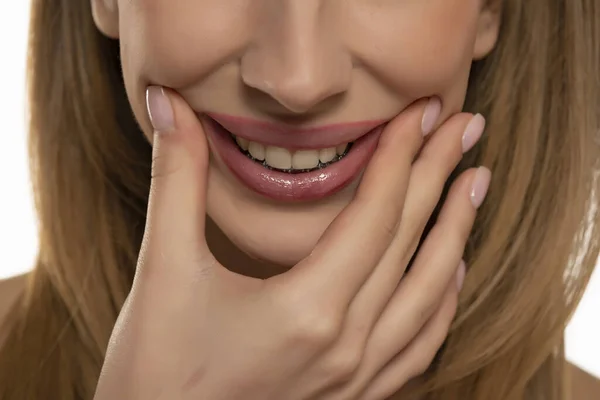 Kırpılmış Genç Kadın Portresi Parmaklarıyla Sahte Bir Gülümsemeyle Ağzını Esnetiyor — Stok fotoğraf