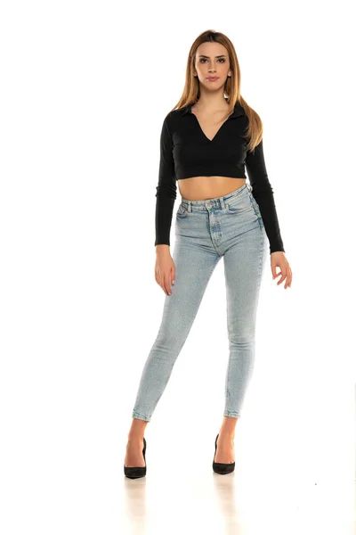 Affascinante Giovane Donna Posa Studio Camicetta Corta Nera Jeans Blu — Foto Stock