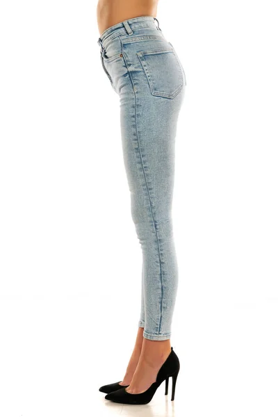 Vista Lateral Pernas Femininas Bonitas Jeans Sapatos Fundo Branco — Fotografia de Stock