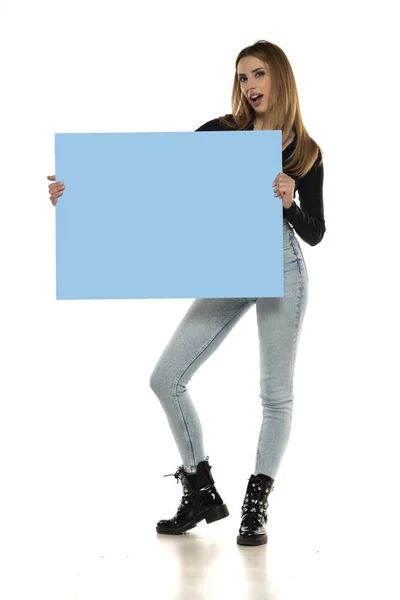 Portrait Une Jolie Jeune Femme Tenant Panneau Affichage Bleu Vierge — Photo