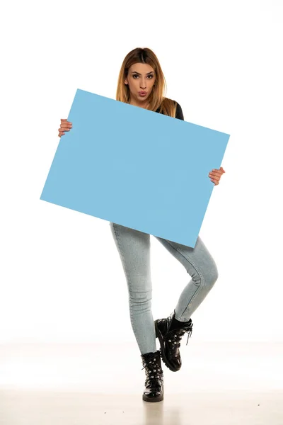 Portret Van Aantrekkelijke Jonge Mooie Vrouw Met Blanco Blauw Billboard — Stockfoto