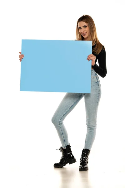 Retrato Atraente Jovem Bela Mulher Segurando Cartaz Azul Branco Isolado — Fotografia de Stock