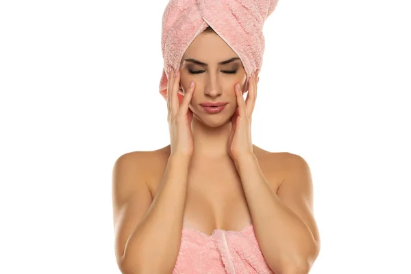 Junge Schöne Frau Posiert Mit Einem Handtuch Auf Dem Kopf — Stockfoto