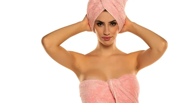 Junge Schöne Frau Posiert Mit Einem Handtuch Auf Dem Kopf — Stockfoto