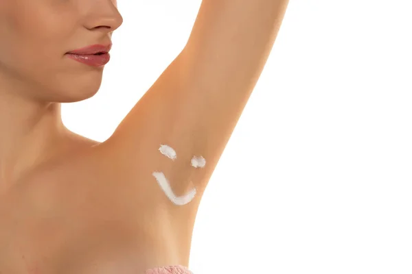 Närbild Kvinna Poserar Med Leende Formad Kosmetika Produkt Hennes Underarm — Stockfoto