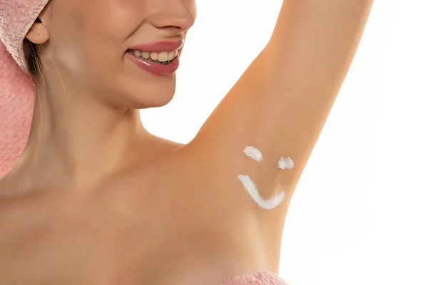 美しいです幸せな女性Posingとともに笑顔形化粧品製品上の彼女の脇の下孤立した上の白い背景 — ストック写真
