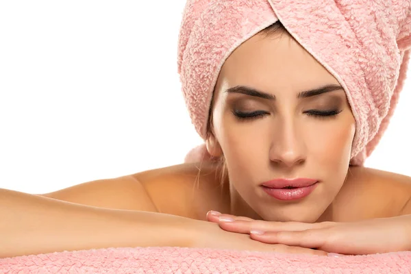 Young Beautiful Woman Lying Towel Her Head Closed Eyes White — Stock Photo, Image