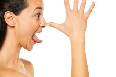 Beyaz arka planda, burnunun ucuyla alay eden bir kadının profili.