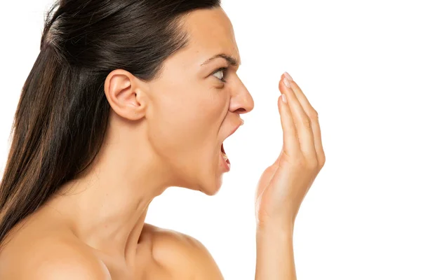 Spöttisch Wütende Junge Frau Kontrolliert Ihren Atem Auf Weißem Hintergrund — Stockfoto