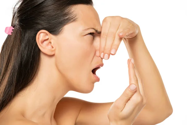 Scowling Colère Jeune Femme Vérifie Son Souffle Sur Fond Blanc — Photo