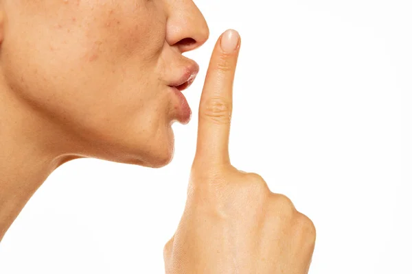 Nahaufnahme Einer Frau Mit Einem Finger Auf Den Lippen Geste — Stockfoto