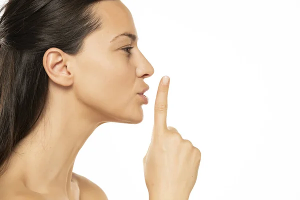 唇に指をつけている若い女性 沈黙のジェスチャー — ストック写真