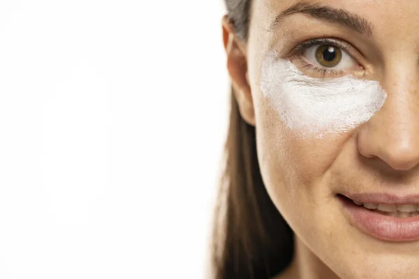 Gözünün Altında Kozmetik Ürünü Olan Beyaz Bir Arka Planda Genç — Stok fotoğraf
