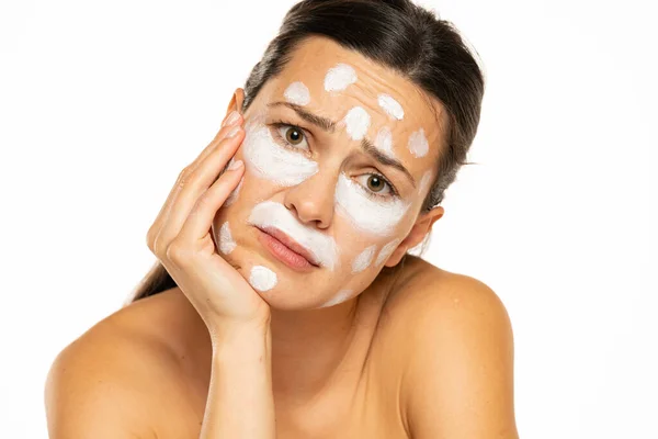 Mujer Triste Infeliz Posando Con Crema Facial Sobre Fondo Blanco —  Fotos de Stock