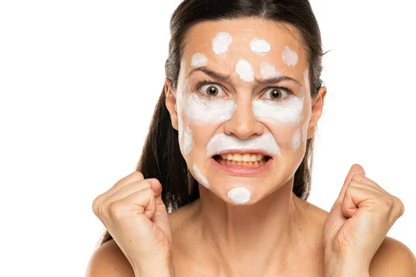 Mulher Irritada Nervosa Posando Com Creme Facial Fundo Branco — Fotografia de Stock