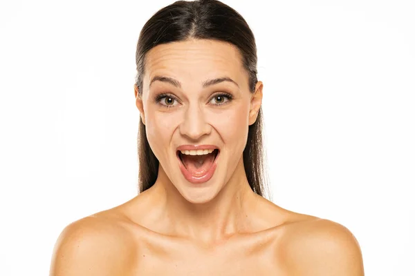 Hermosa Mujer Feliz Sin Camisa Con Maquillaje Sobre Fondo Blanco — Foto de Stock