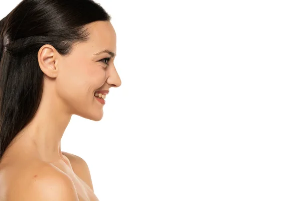 Profil Pięknej Uśmiechniętej Kobiety Bez Koszulki Makijażem Białym Tle — Zdjęcie stockowe
