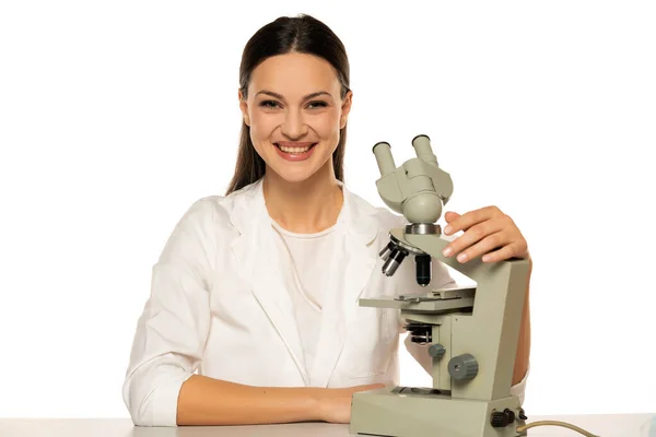 Retrato Cientista Feminina Sorridente Com Microscópio Sobre Fundo Branco — Fotografia de Stock