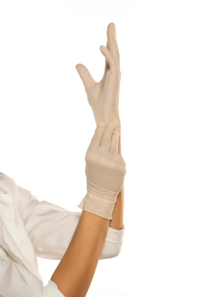 Frau Zieht Latex Handschuhe Auf Weißem Hintergrund — Stockfoto