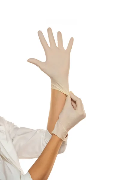 Kadın Elleri Beyaz Arka Planda Lateks Eldiven Takıyor — Stok fotoğraf