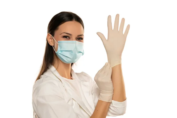 Koruyucu Maske Lateks Takan Güzel Kadın Doktor Hemşire Beyaz Arka — Stok fotoğraf