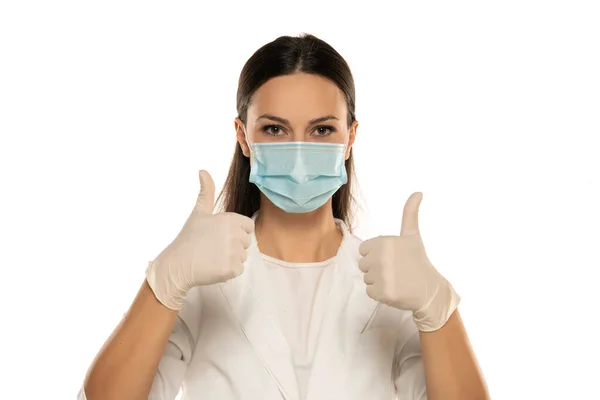 Schöne Ärztin Oder Krankenschwester Mit Schutzmaske Und Latex Oder Gummihandschuhen — Stockfoto