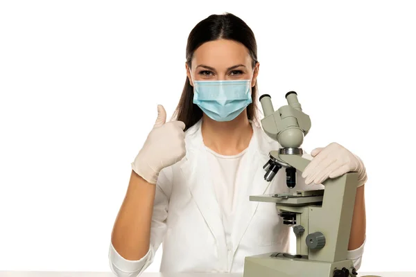 Retrato Cientista Feminina Sorridente Com Microscópio Máscara Facial Mostrando Polegares — Fotografia de Stock