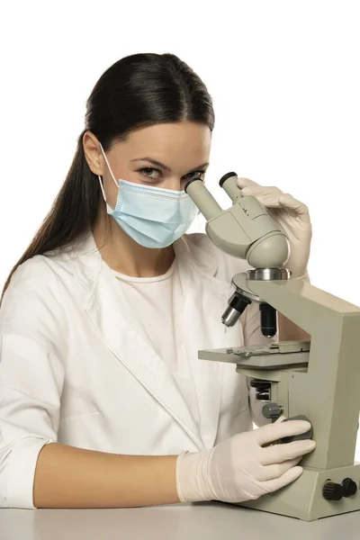 Portret Van Lachende Vrouwelijke Wetenschapper Met Microscoop Beschermend Fce Masker — Stockfoto