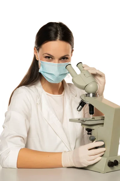 Beyaz Arka Planda Mikroskop Yüz Maskesi Olan Gülümseyen Kadın Bilim — Stok fotoğraf