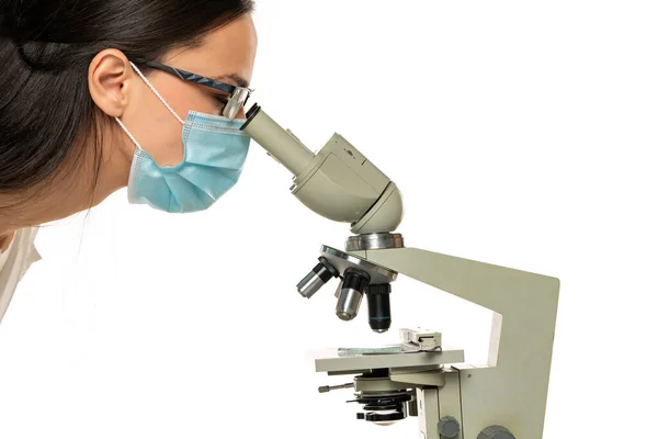 Vrouwelijke Wetenschapper Zoek Door Een Microscoop Close Witte Achtergrond — Stockfoto