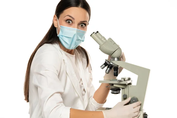 Προσωπογραφία Σοκαρισμένης Γυναίκας Επιστήμονα Μικροσκόπιο Λευκό Φόντο — Φωτογραφία Αρχείου