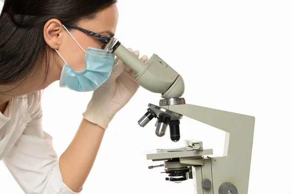 Cientista Feminina Olhando Através Microscópio Close Fundo Branco — Fotografia de Stock