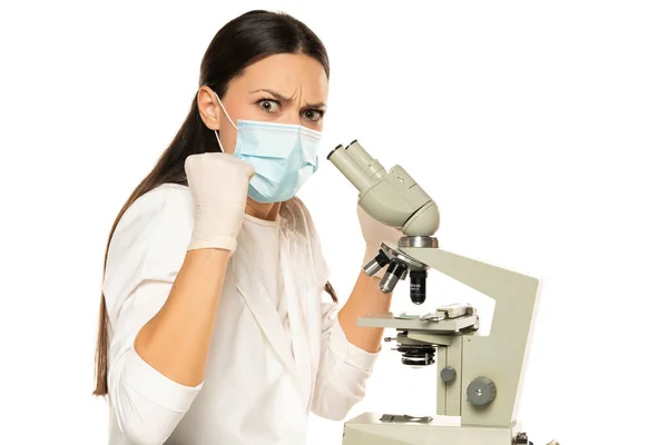 Cientista Feminina Nervosa Com Máscara Protetora Microscópio Fundo Branco — Fotografia de Stock