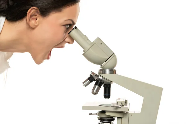 Žena Naštvaný Nervózní Vědec Při Pohledu Přes Mikroskop Zblízka Bílé — Stock fotografie