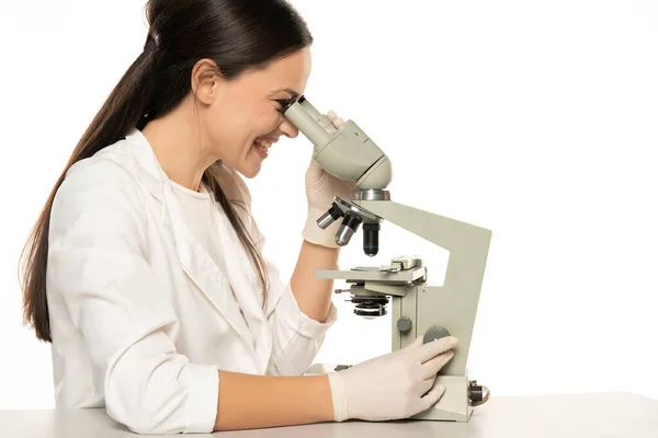 Cientista Feliz Olhando Através Microscópio Fundo Branco — Fotografia de Stock