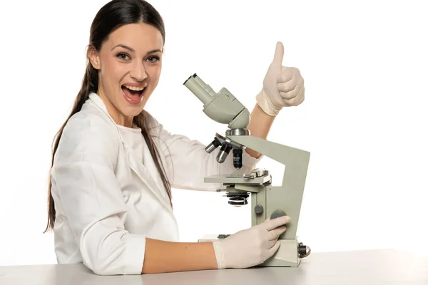 Retrato Cientista Feliz Com Microscópio Mostrando Polegares Para Cima Fundo — Fotografia de Stock