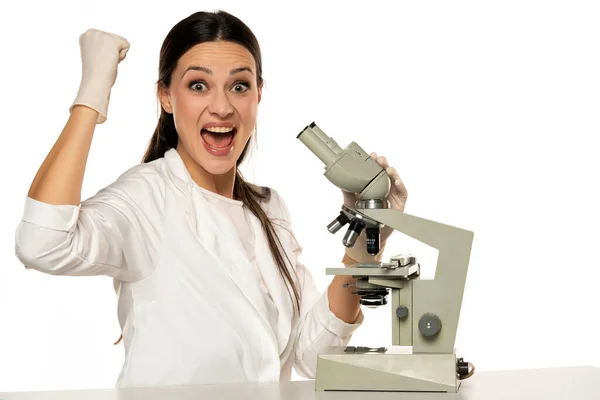 Retrato Cientista Feliz Com Microscópio Com Gesto Vitória Sobre Fundo — Fotografia de Stock