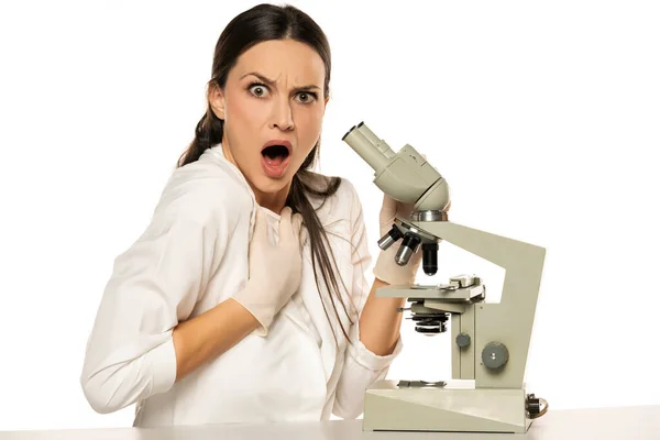 Retrato Cientista Feminina Chocada Com Microscópio Fundo Branco — Fotografia de Stock