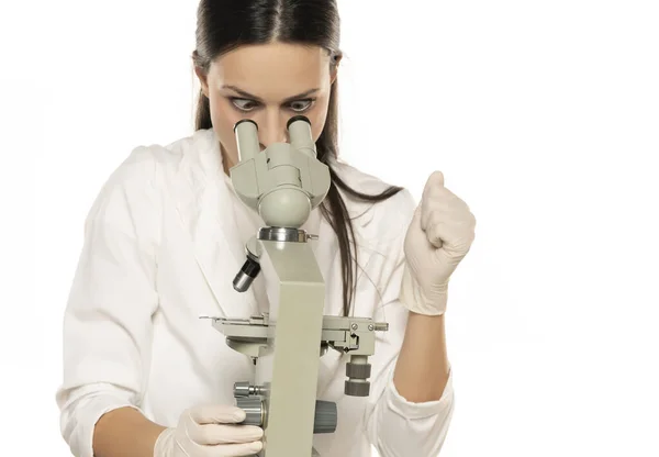 Retrato Cientista Feminina Chocada Com Microscópio Fundo Branco — Fotografia de Stock