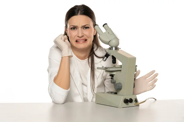 Retrato Uma Cientista Enojada Com Microscópio Sobre Fundo Branco — Fotografia de Stock