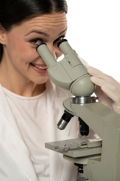 Gelukkige Vrouwelijke Wetenschapper Kijkend Door Een Microscoop Close Witte Achtergrond — Stockfoto
