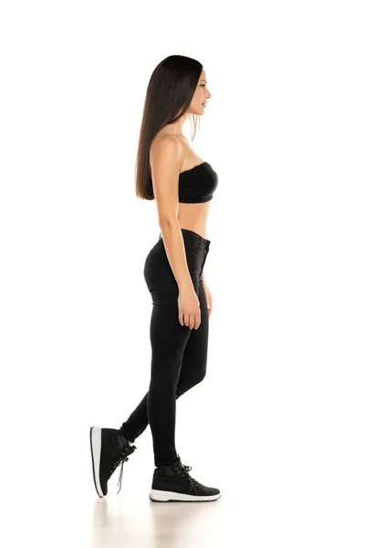 Vista Lateral Uma Jovem Mulher Jeans Pretos Curta Caminhada Cima — Fotografia de Stock
