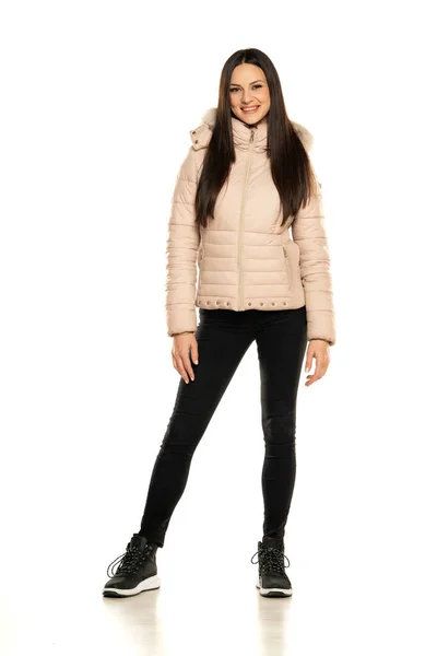Vista Frontal Uma Jovem Mulher Casaco Inverno Jeans Pretos Posando — Fotografia de Stock