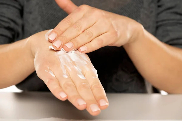 Прекрасна Жінка Female Hands Application Cream Lotion Жіночі Руки Якою — стокове фото