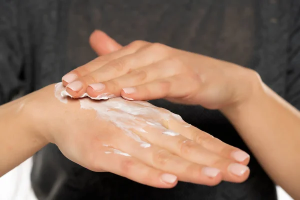 Mãos Mulher Bonitas Mãos Femininas Aplicando Creme Loção Mãos Femininas — Fotografia de Stock