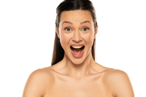 Portret Bezkoszulkowej Szczęśliwej Zaskakującej Kobiety Białym Tle — Zdjęcie stockowe