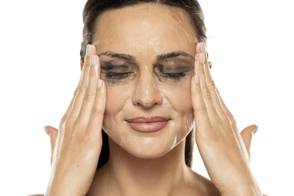Jovem Mulher Aplica Produto Limpeza Facial Antes Removê Fundo Branco — Fotografia de Stock