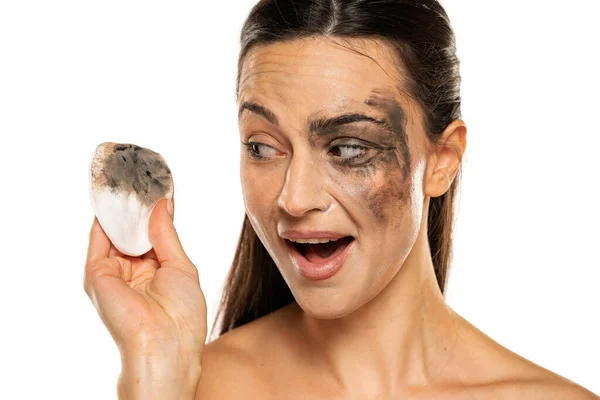 Młoda Kobieta Pokazuje Brudną Bawełnianą Podkładkę Czyszczenia Makijażu Białym Tle — Zdjęcie stockowe