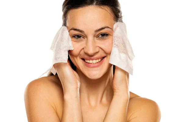 Wanita Bahagia Yang Sehat Menghapus Makeup Dari Wajahnya Dengan Tisu — Stok Foto